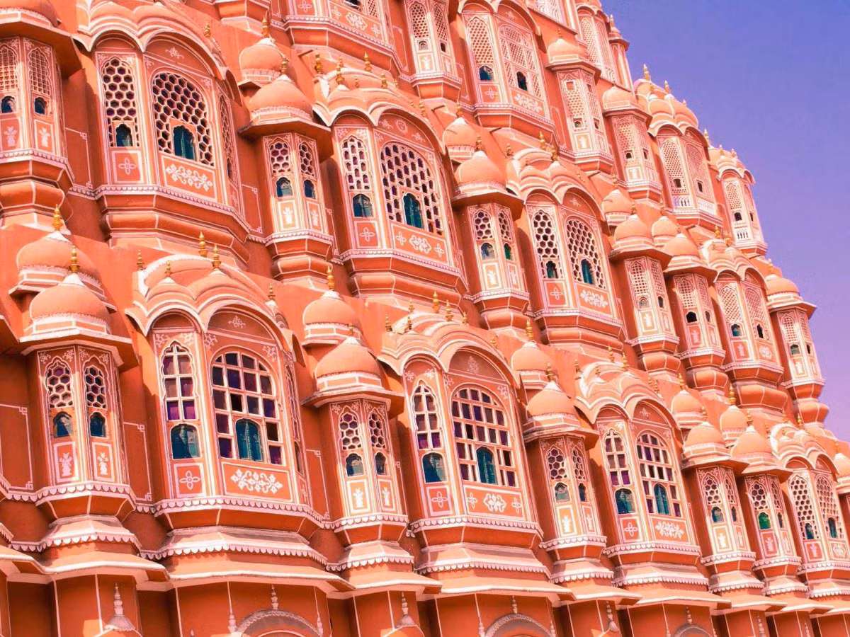 Hawa Mahal, còn gọi là Cung điện Gió, là một kiệt tác kiến trúc 5 tầng tọa lạc ở Jaipur. Cung điện lộng lẫy này là nơi các thành viên nữ thuộc hoàng gia Ấn Độ theo dõi các lễ hội đường phố do quy định của hoàng tộc không cho phép họ đến các địa điểm công cộng.