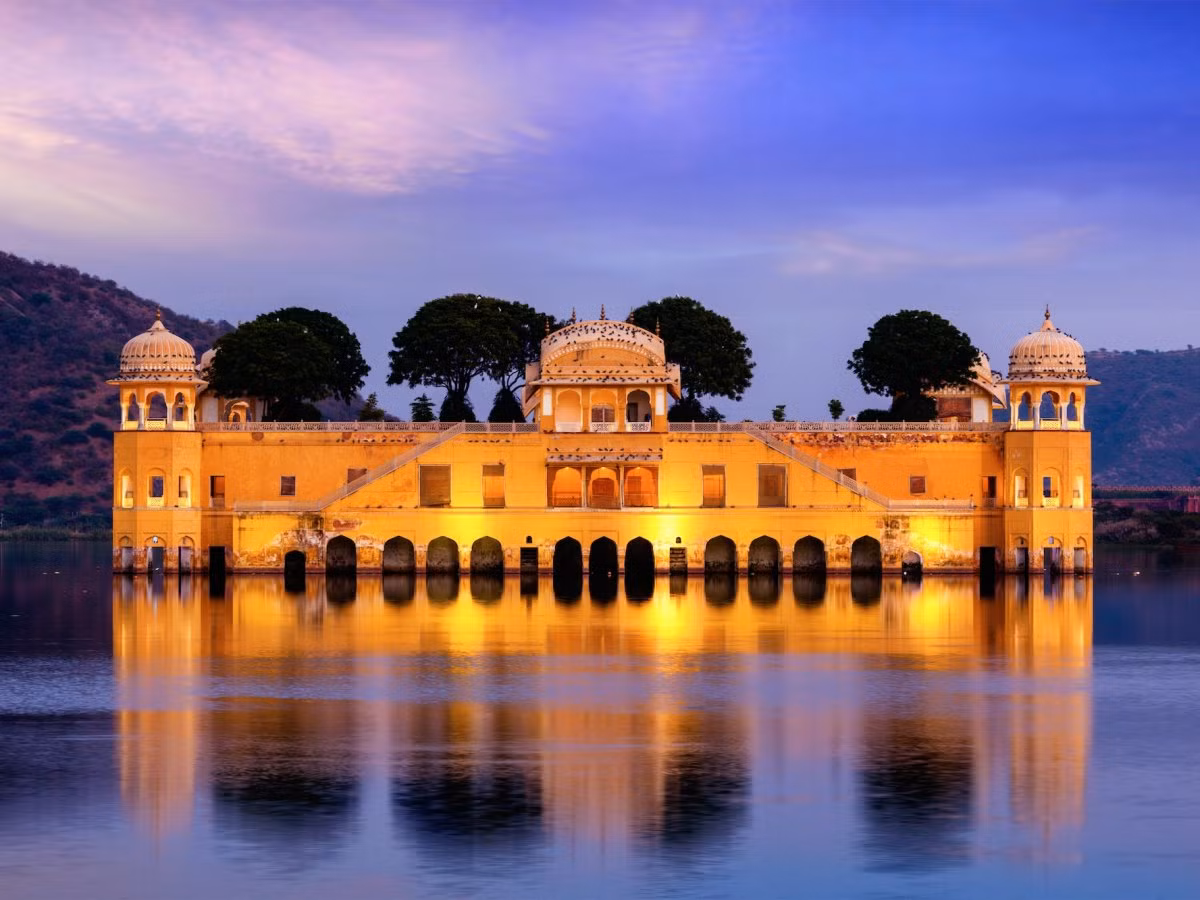 Cung điện Jal Mahal còn được biết đến với tên gọi Cung điện dưới nước, nằm giữa hồ Man Sagar ở thành phố Jaipur, thủ phủ của bang Rajasthan, Ấn Độ. Hiện cung điện này được sử dụng làm nhà hàng dành cho giới thượng lưu và không dành cho du khách tham quan.