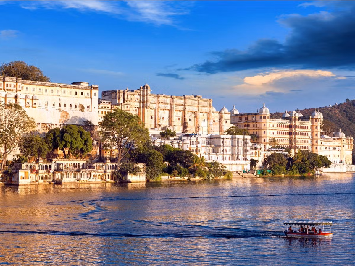 Cung điện City Palace ở Udaipur, Ấn Độ là tổ hợp gồm 11 cung điện với đầy đủ khu vườn, cổng chào, sân bãi, hành lang... và đặc biệt nằm bên hồ Pichola khiến cung điện càng trở nên lộng lẫy, thơ mộng.