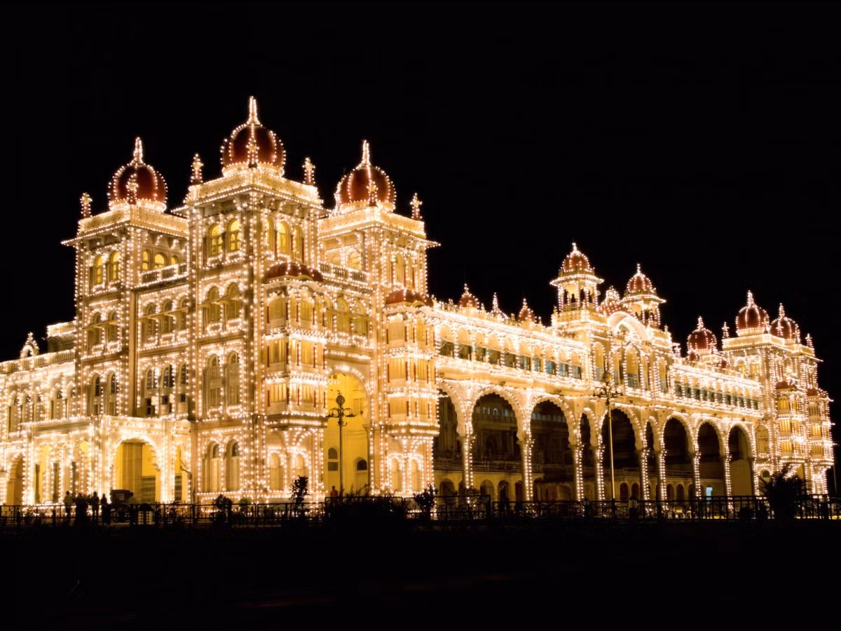 Cung điện Mysore trở nên lộng lẫy, choáng ngợp hơn bao giờ khi thắp sáng ánh đèn vào ban đêm.