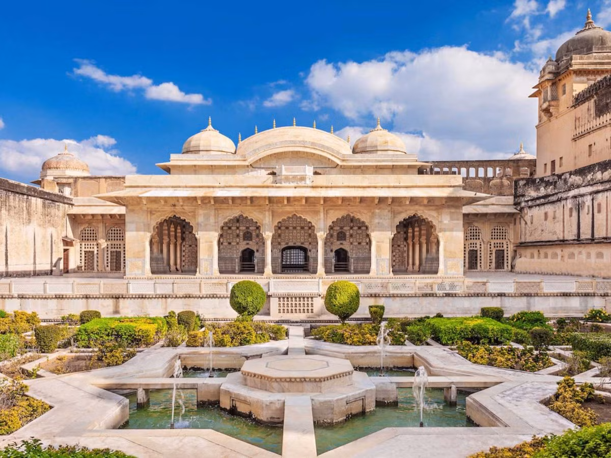 Sheesh Mahal hay còn gọi Cung điện Gương (Palace of Mirrors) là một phần của pháo đài Amber ở Jaipur. Cung điện Ấn Độ này nổi bật với những bức tranh, hoa chạm khắc trên kính khắp trần nhà, tường nhà khiến nơi đây có tên gọi là Cung điện Gương.