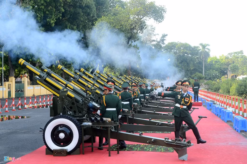 Pháo lễ lần này sử dụng đạn 105 mm có vỏ liều bằng đồng, ứng dụng công nghệ gia công ren lần đầu tiên, có thể thay thế được cụm liều mồi và tận dụng vỏ liều sử dụng lại nhiều lần, giúp tiết kiệm chi phí tối đa trong quá trình huấn luyện. Sản phẩm của nhà máy Z113 (Tổng cục Công nghiệp quốc phòng). Pháo bắn có âm lượng đạt xấp xỉ 140 + (-) 5 đề-xi-ben ở khoảng cách 100 m và có khói trắng bay ra.