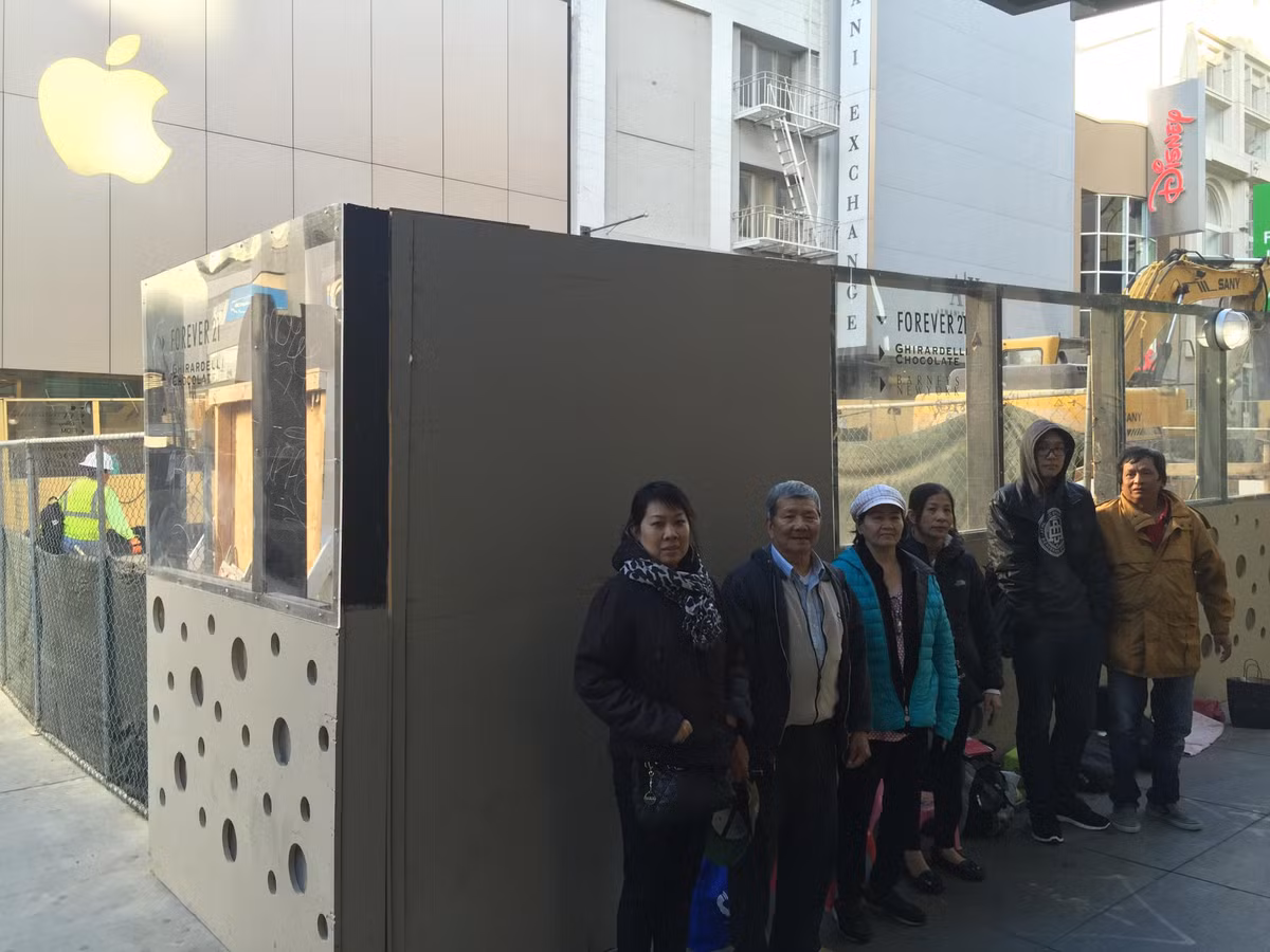 6 khách hàng Việt Nam đã cắm trại gần cửa hàng Apple ở San Francisco (Mỹ) từ 18h thứ 3 (ngày 22/9), hơn 2 ngày trước khi iPhone 6S mở bán. Họ đều mong muốn trở thành những người đầu tiên sở hữu những siêu phẩm mới từ Apple.