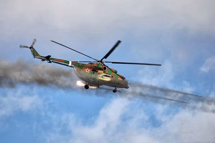 Có rất nhiều biến thể, gồm Mi-8T (phiên bản xuất khẩu mang tên Mi-17) ngoài khả năng vận chuyển 24 binh sĩ còn được trang bị các tên lửa điều khiển chống tăng.