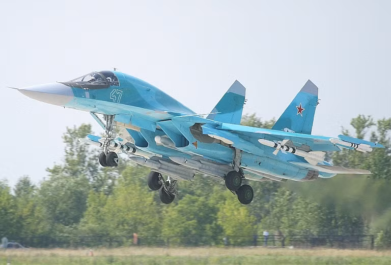 Tiêm kích bom Su-34 với khả năng cơ động rất linh hoạt, sử dụng được nhiều vũ khí công nghệ cao sẽ đóng góp vai trò lớn hơn so với những chiếc Su-24M. Theo suy đoán thì chủ yếu Su-34 sẽ phát động cuộc tấn công bằng vũ khí có điều khiển, trong khi Su-24 sử dụng bom đạn thông thường không dẫn hướng.