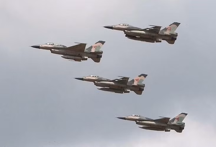 F-16 là một máy bay chiến đấu phản lực đa nhiệm vụ do General Dynamics và Lockheed Martin phát triển cho Không quân Mỹ.