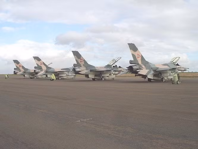 Buồng lái F-16 được thiết kế theo công nghệ "nhà kính" hiện đại với 2 màn hình LCD ở hai bên, màn hình hiển thị HUD phía trước, thanh điều khiển HOTAS bố trí phía bên trái.