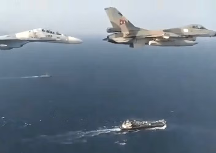 Việc không quân Venezuela điều các chiến đấu cơ F-16 và Su-30MK2 hộ tống tàu chở dầu Iran đã ít nhiều khiến các chiến hạm của Mỹ đang áp sát phải dè chừng.