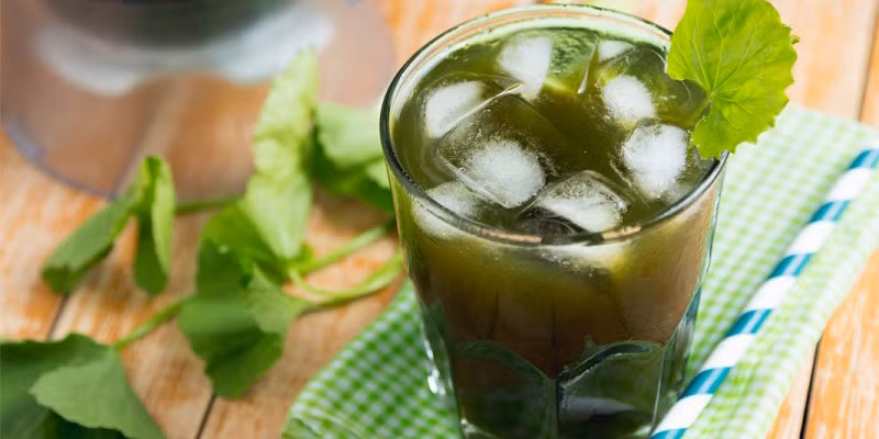 3. Nước ép diệp lục. Nguyên liệu: Rau diếp cá, rau má, đường, nước lọc. Có thể thay đường, nước lọc bằng sữa đặc và sữa tươi, thơm ngon và dễ uống hơn. Rửa sạch rau nhiều lần với nước và ngâm nước muối pha loãng cho sạch hẳn rồi vớt ra để ráo. Ảnh: bachhoaxanh.com.