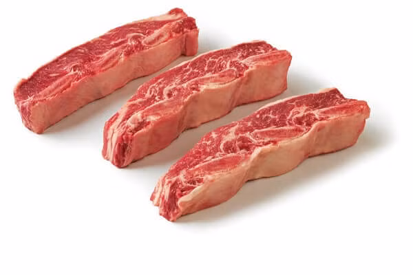 3. Lẩu sườn bò hầm táo đỏ, hạt sen, miến tàu: Nguyên liệu gồm sườn bò 700g, táo đỏ khô 100g, hạt sen 200g. Ngoài ra, cần thêm nấm đông cô 10 cánh, miến tàu 200g ngâm nước, hành lá, một ít nấm tươi các loại để thả vào lẩu. Ảnh: Monngon.tv.