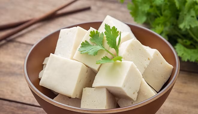 2. Đậu hũ sốt cà với nấm tươi. Nguyên liệu gồm đậu hũ 4 miếng, nấm đông cô tươi 100g, cà chua chín 3 trái, dầu ăn, hành lá, nước mắm, hạt nêm. Ảnh: bestie.vn.