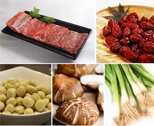 Sườn bò rửa sạch, chặt miếng vừa ăn cho vào ninh mềm, hạt sen ngâm nước một lúc rồi cho vào ninh cùng sườn bò. Khi thịt đã mềm, cho thêm táo đỏ, nêm nước lẩu với hạt nêm, chút nước mắm cho thơm và nấm đông cô vào đun cùng. Ảnh: senta.vn.