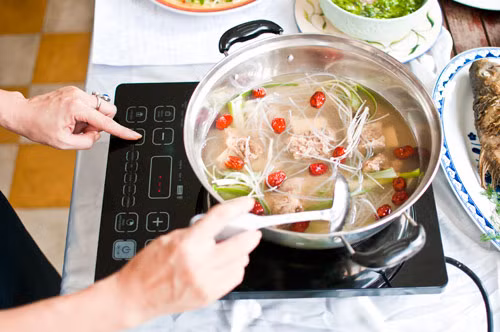 Khi ăn, đặt nồi lẩu lên bếp, dọn đĩa nấm tươi các loại cùng với miến, ăn tới đâu thả miến và nấm tới đó và bỏ hành vào nước lẩu cho thơm. Ảnh: senta.vn.