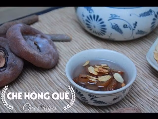 Rang hạnh nhân cho chín vàng, dậy mùi thơm, sau đó dùng chày giã nhỏ. Múc chè ra tô, rắc hạnh nhân lên và thưởng thức. Ảnh: Khampha.vn.