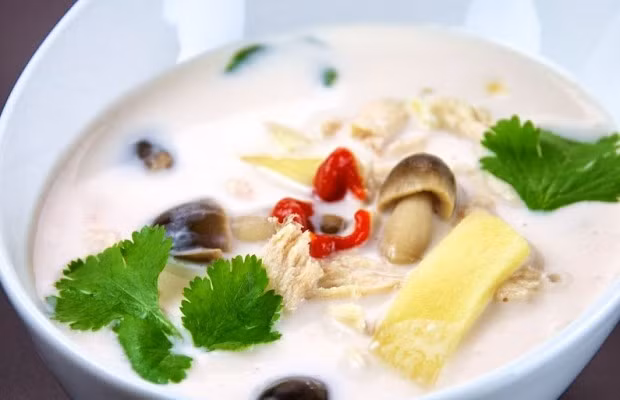 Đun sôi thêm khoảng 15 phút cho phần bơ gạo chín. Cho tiếp phần sữa dừa vào nồi nước, tiếp tục đun chín. Sau đó, cho bát thịt gà đã ướp gia vị vào cùng, khuấy đều đều đến khi thịt gà chín. Đun thêm khoảng 2 phút thì tắt bếp, cho ớt và rau mùi vào và cho ra bát là dùng được. Ảnh: eothon.vn.