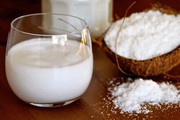 Thêm nước mắm, nước cốt chanh vào bát đựng thịt gà, trộn đều cho thịt gà ngấm gia vị. Cho nước dùng gà vào nồi, cho phần sả với gừng đã sơ chế vào cùng và đun đến khi nước sôi thì cho phần bơ gạo vào. Ảnh: aMeovat.com.