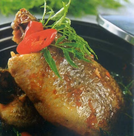 Cá kho đinh lăng. Nguyên liệu: Cá (tùy thích), lá đinh lăng, gia vị. Cá sau khi làm sạch, cắt khúc, ướp gia vị cho thấm. Khi nồi cá sôi, cho lá đinh lăng đã cắt ngắn vào. Ảnh: phucngocan.com.