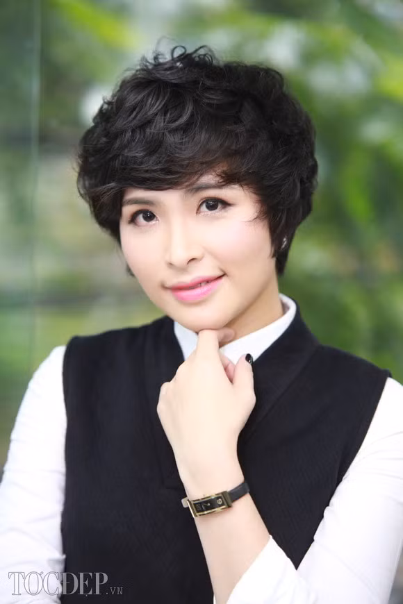Kiểu tóc pixie đen tạo nét cá tính nhưng vẫn mang chút nữ tính. Với kiểu tóc này, chị em sẽ cảm giác thoải mái và mạnh mẽ hơn vì chất cá tính mà mái tóc này mang lại. Ảnh: tocdep.vn.