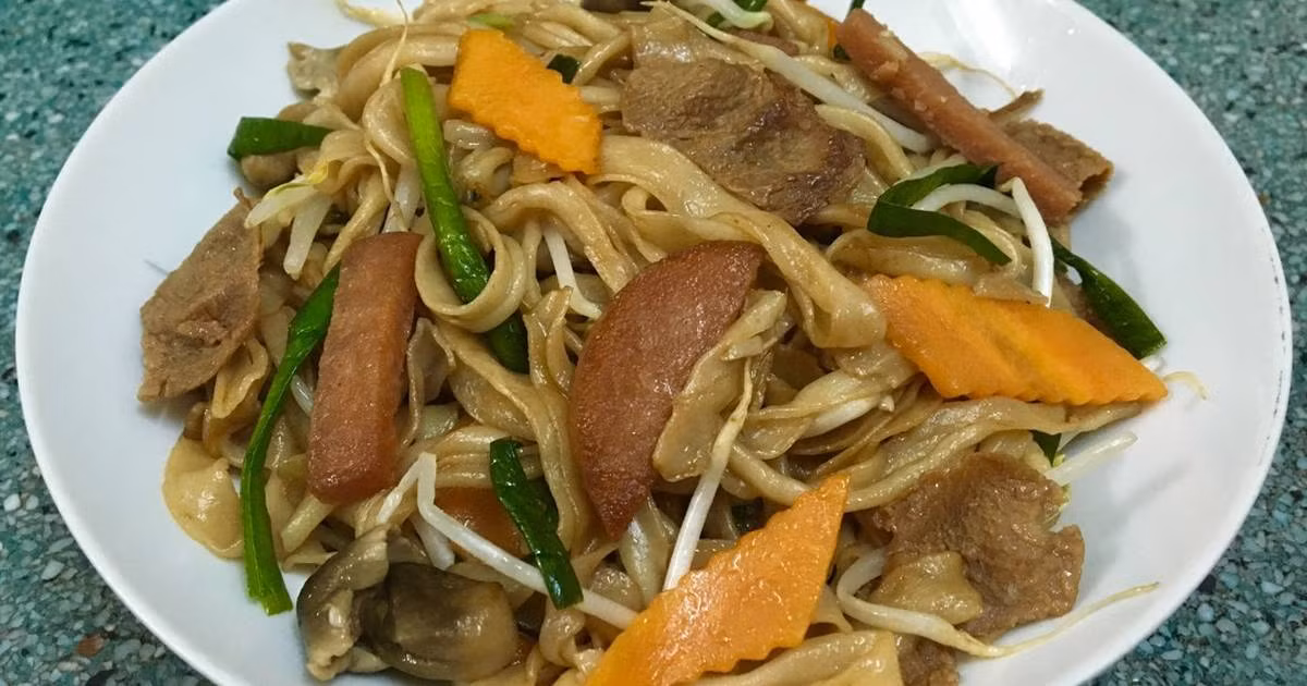 Để dầu nóng. Cho rau cải vào xào sơ sau đó cho nấm vào. Rồi cho Phở vào xào chín. Nêm gia vị vừa ăn như hạt nêm chay, nước tương, tiêu. Ảnh: cookpad.com.