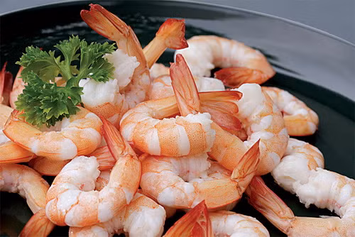 3. Gỏi miến trộn tôm thịt. Nguyên liệu: Tôm tươi, thịt ba chỉ, miến, dưa leo, hành tây, cà rốt, chanh, gia vị, giấm, dầu oliu, đậu phộng, nước mắm. Dưa leo để nguyên vỏ, rửa sạch, bỏ ruột và cắt khúc hơi mỏng, dài khoảng 3-4 cm, bóp với muối, để 1 giờ đồng hồ cho ra hết nước. Cà rốt bào sợi nhỏ, bóp với muối để 1 tiếng như dưa leo. Ảnh: dantri.com.vn.