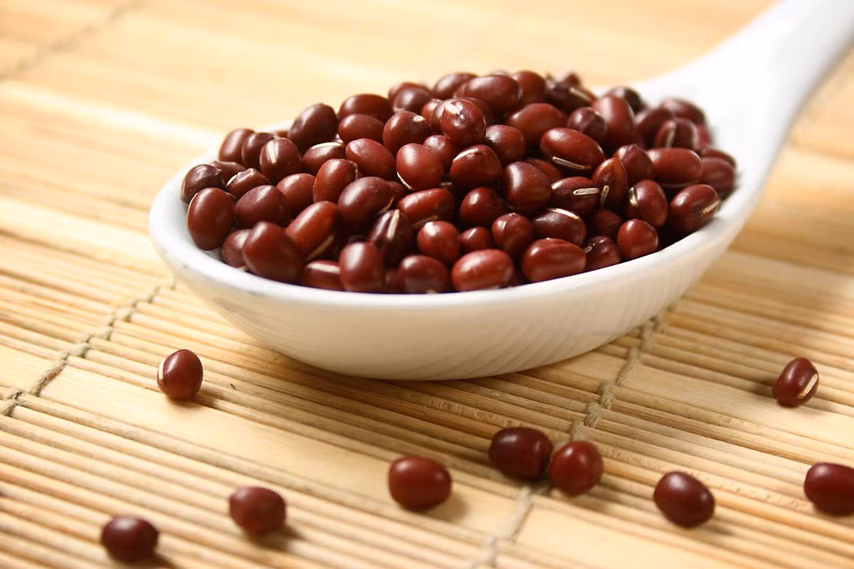2. Chè đậu đỏ đỗ đen. Nguyên liệu: Đỗ đen, đậu đỏ, cùi dừa, đường nâu. Cả hai loại đậu đem vo sạch đem ngâm với nước lạnh. Đậu đỏ thì ngâm khoảng 5-6 giờ, đậu đen ngâm khoảng 2-3 giờ. Dừa cắt bỏ hết vỏ cứng bên ngoài, sau đó rửa sạch, rồi nạo thành từng sợi. Ảnh: JAMJA.vn.