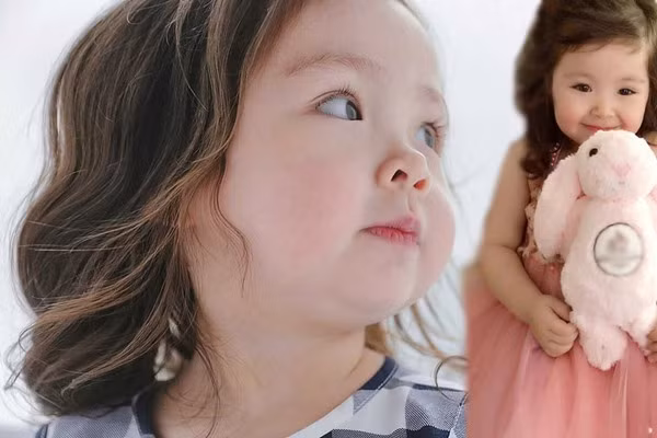 3. Tạo lông mày lá liễu, đôi mi cong: Ngay từ khi mới sinh ra, mẹ hãy vắt ít sữa non vuốt lông mày cho bé theo hình lá liễu. Làm liên tục nhiều lần trong mấy ngày đầu lông mày bé sẽ theo nếp hình lá liễu. Ảnh: eva.vn.
