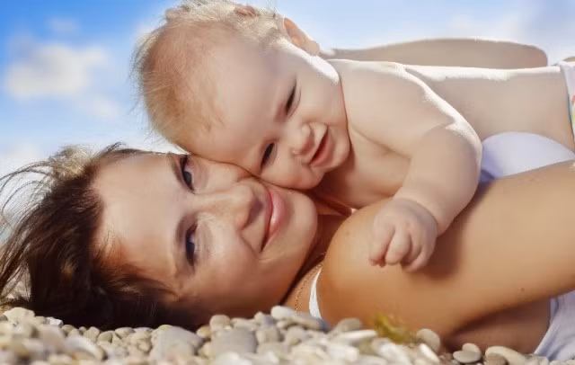Để bé gái có một làn da trắng mịn, các mẹ nên bỏ túi mẹo uống nước dừa ngay từ khi mang bầu nhé. Các mẹ nên bế bé ra nắng 2 lần vào sáng sớm và chiều tối để bé hấp thụ vitamin D. Ảnh: aMeovat.com.