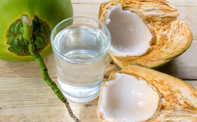 9. Nước dừa: Nước dừa là một nguồn tuyệt vời của magiê và kali giúp thư giãn cơ bắp của bạn. Nó cũng có những năng lực thúc đẩy năng lượng có thể giúp bạn ngủ ngon hơn. Ngoài ra, nước dừa chứa vitamin B giúp giảm căng thẳng và hạ huyết áp. Ảnh: Soha.vn.