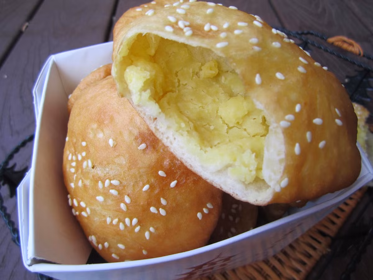 Thả bánh vào chảo, dùng đũa đè hai mép bánh để phần giữa phồng đều hơn, lật bánh khi thấy mặt bánh phồng lên. Rán vàng đều hai mặt bánh rồi vớt ra ngoài đĩa có lót giấy thấm dầu. Ảnh: mulanbepnha.blogspot.com.