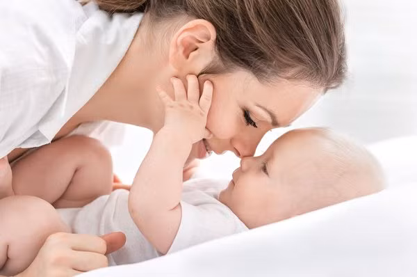 2. Bình tĩnh: Bé sẽ khóc lóc, la hét thậm chí tức giận vì bị cắt cơn "nghiện" nhưng mẹ cũng đừng vì thế mà tức giận ngược lại với bé, hãy kiên nhẫn tìm mọi cách thích hợp với bé để bé thích nghi rồi dần dần "từ bỏ". Ảnh: ViCare.vn.