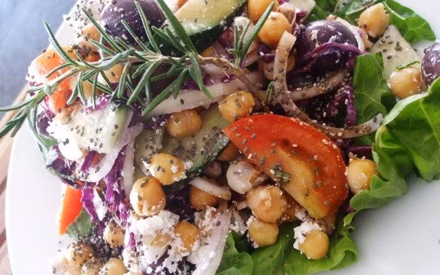 6. Salad hạt mắc ca. Nguyên liệu: Xà lách, cà chua, bắp cải tím, dưa leo, ngô ngọt, trứng luộc cắt lát, hạt chia, hạt mắc ca. Trộn các nguyên liệu trên với dầu olive nguyên chất, sau đó rắc hạt macca và một ít hạt chia lên trên. Ăn ngay hoặc cho vào tủ lạnh làm mát trước khi ăn. Ảnh: Nutshealth.com.vn.