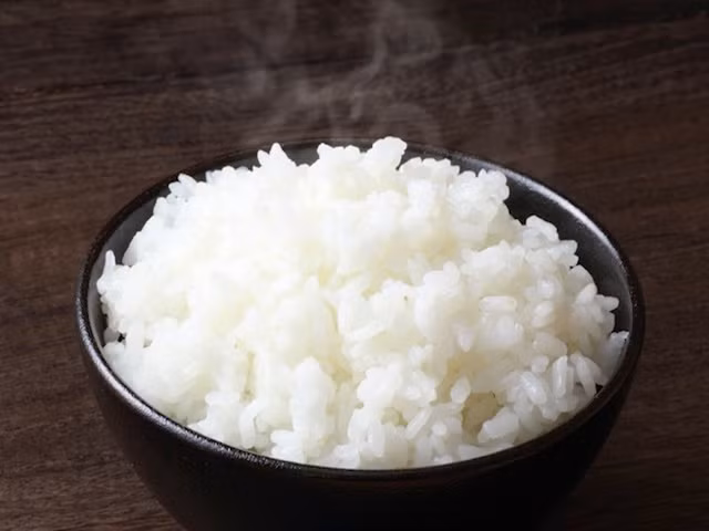 2. Cơm nẻm của Lào. Nguyên liệu: Gạo, ớt bột khô, sả bào, ngũ vị hương, bột năng, trứng vịt muối, chả lụa, xá xíu, nem chua, cà rốt, củ cải trắng, dưa leo, ngò, cà chua, ớt, tỏi, dầu ăn, lá dứa, gia vị. Lá dứa rửa sạch, cột chặt lại cho vào cơm. Gạo vo sạch, cho lá dứa vào, nấu cho cơm chín, ráo. Ảnh: eva.vn.