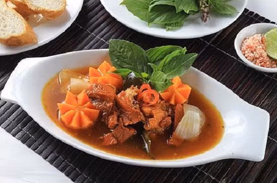Cho khoai tây và cà rốt vào ninh chín, rồi cho thêm nốt phần rượu vang vào, đun sánh lại. Cho thêm nước hòa vào bột năng vào, đun thêm 2 phút rồi tắt bếp. Ảnh: toinayangi.vn.