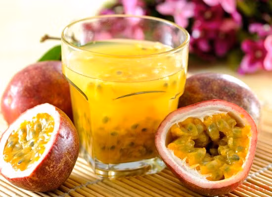 Chanh dây cắt đôi lọc lấy phần nước. Cho gấc, nước cốt chanh dây và sữa tươi vào xay. Nếu thích ngọt thì cho thêm đường. Nhà mình không cho thêm vì đã dùng sữa có đường. Ảnh: matongtaynguyen.net.