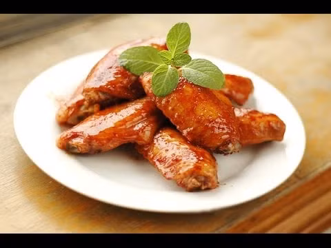 Cho thịt gà vào lò nướng, tiếp tục nướng khoảng 15 phút với nhiệt độ 250 độ C. Món này chấm kèm muối tiêu chanh. Ảnh: youtube.com.