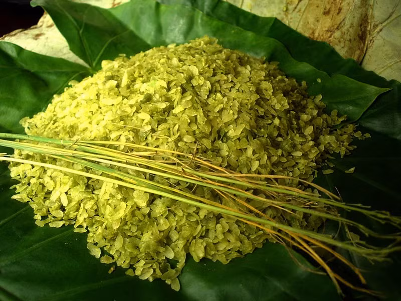 Vịt làm sạch để nguyên con, chiên qua cho vàng đẹp. 1 nửa nấm hương mộc nhĩ thái sợi, cốm (xôi trắng), hạt sen, miến dong cắt ngắn, thịt băm nêm với gia vị, nước mắm ngon, hạt tiêu trộn đều nhồi chặt bụng vịt. Ảnh: JAMJA.vn.