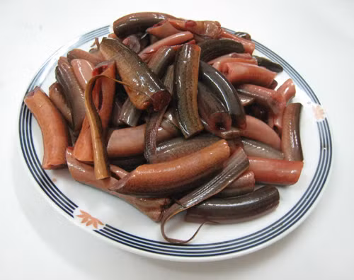 2. Cháo lươn hạt sen. Nguyên liệu: Bột gạo, bí đỏ, hạt sen khô, thịt lươn, dầu ăn, nước. Lươn làm sạch nhớt, đun sôi nước cho chút muối cùng giấm vào, để lươn sạch hoàn toàn rồi cho vào luộc chín. Ảnh: vaobepnauan.com.