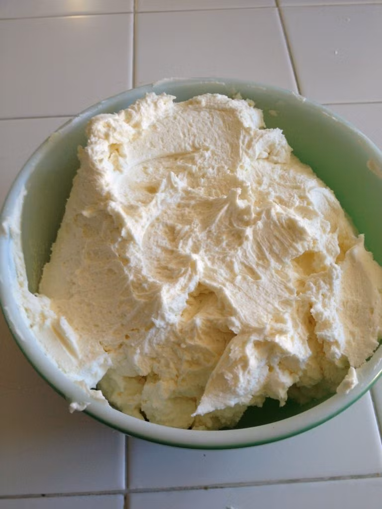 3. Bánh hạnh nhân. Nguyên liệu: Cup Ricotta cheese, trứng, đường ăn kiêng, hạnh nhân lát, hạnh nhân bột. Bật lò ở 150 độ C trước 10 phút, lót giấy nướng bánh lên khuôn và chống dính khuôn bằng bơ. Ảnh: Pinterest.vn.