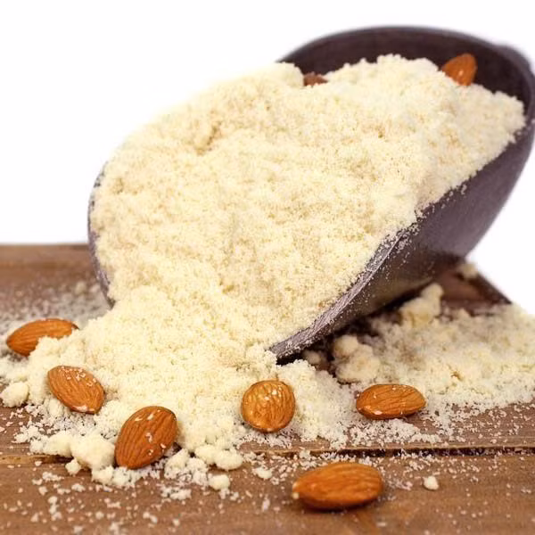 Đánh lòng trắng trứng ở tốc độ cao đến khi bông cứng rồi spatula (phới) trộn vào lòng trắng đường và bột hạnh nhân. Cho hỗn hợp vào túi bắt kem rồi dùng đầu bắt tròn kích thước khoảng 1cm. Bóp hỗn hợp ra thành những que ngắn độ dài khoảng 7-8cm trên khay, mỗi chiếc cách nhau khoảng 2-3cm. Ảnh: dolambanh.com.