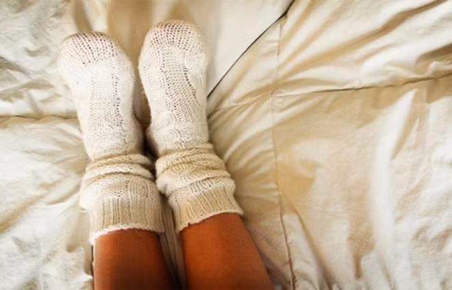 4. Đi tất chân khi trời lạnh: Đi tất làm nóng bàn chân là cách làm giảm huyết áp và để cơ thể dễ chìm sâu vào giấc ngủ nhất. Hơn nữa, thói quen này cũng ngăn ngừa các vết nứt và khô, giúp chị em giữ được làn da mịn màng, hồng hào mọi lúc mọi nơi. Ảnh: dkn.tv.