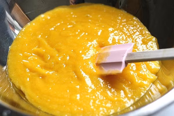 Thêm 2 muỗng canh nước đường vào bát. Đánh đều chúng lên. Tiếp tục, với 2/3 bát sữa chua, trộn với số nước đường còn lại. Cho cả 2 bát vào trong tủ lạnh từ 30-60 phút cho chúng đặc lại. Ảnh: vatgia.com.