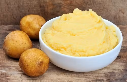 Cách 3: Chuẩn bị rau càng cua, khoai tây, mật ong, nước. Khoai tây luộc, lột vỏ, nghiền nát. Rau càng cua rửa sạch, giã nát. Sau đó, trộn chung, thoa liên tục ngày 2 lần trong 1 tháng. Ảnh: adiva.com.vn.