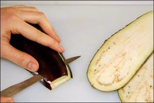 1. Cà tím nướng trộn hành phi. Nguyên liệu: Cà tím, hạt nêm, nước mắm, hành phi thơm, bột ngọt. Cà tím rửa sạch nướng chín vàng. Ảnh: AmThuc365.vn.