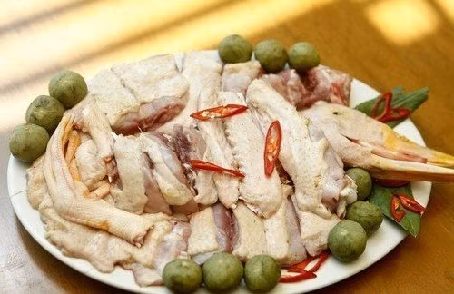 3. Canh sấu nấu vịt. Nguyên liệu: Vịt, sấu xanh, hành lá, mùi tàu, muối, bột nêm. Vịt làm sạch, ướp cùng gia vị 15 phút. Cho 1 lít nước vào đun sôi, vớt bọt. Ảnh: GiaDinh.TV.