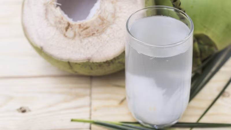 3. Thịt bò kho nước dừa. Nguyên liệu: Thịt bò, nước dừa, cà rốt, ớt, hành tím, tỏi, sả, gia vị. Thịt bò đem sửa sạch, cắt miếng vuông cạnh 3 cm. Ướp thịt bò với đường, hạt tiêu, muối, hạt nêm, hành băm, tỏi băm 15 phút. Ảnh: myphamngoainhap.vn.