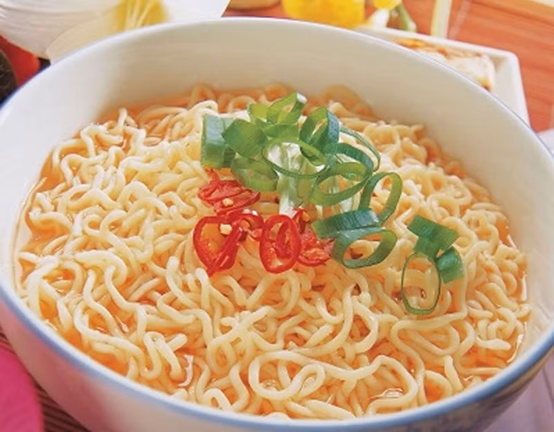 6. Mì ăn liền, mì tôm: Trong 1 gói mì ăn liền chứa tới 25 loại chất phụ gia thực phẩm. Trẻ em ăn mì ăn liền có thể gây giảm canxi máu, nguy hiểm vô cùng. Ảnh: Infonet.vn.