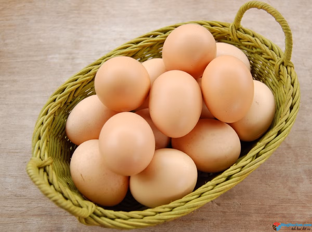 Nấu tan đường phèn với nước, vớt bọt cho sạch với đường. Cho củ năng vào nấu sôi với lửa nhỏ trong khoảng 20 phút, thả gừng vào, giữ nóng nồi chè trên bếp. Ảnh: gatadongnai.com.