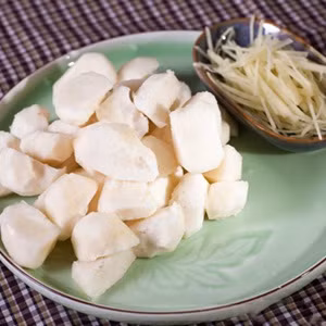 3. Chè củ năng nấu trứng. Nguyên liệu: Trứng gà, củ năng, đường phèn, gừng non. Củ năng gọt vỏ, rửa sạch. Gừng non xắt sợi thật nhỏ. Ảnh: Cooky.vn.