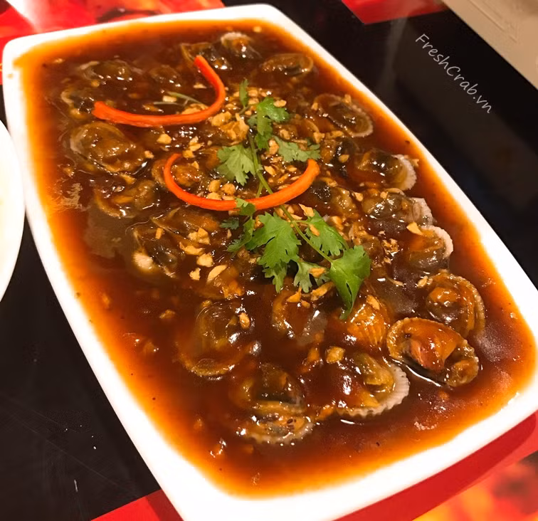 Cho me ra chén, đổ 1/2 chén nước nóng, trộn đều cho me ra nước chua, lọc bỏ hột, lấy nước me. Nêm vào đó 1,5 muỗng cơm đường, trộn đều. Ảnh: FreshCrab.vn.