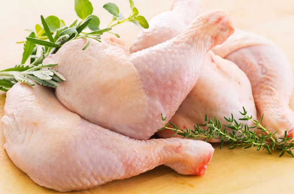 Nguyên liệu gồm có thịt gà, gạo, đông trùng hạ thảo và các loại gia vị. Thịt gà rửa sạch, luộc chín, để nguội, xe nhỏ. Đông trùng hạ thảo và gia vị rửa sạch, hoặc bạn có thể sử dụng đông trùng hạ thảo đã tán thành bột. Ảnh: thongtintieudung.edu.vn.